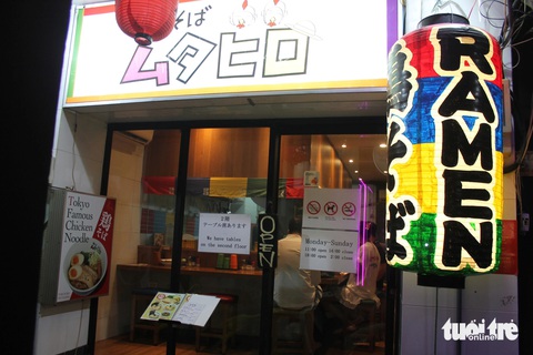 Ăn thử mì ramen chuẩn Nhật, giá chỉ bằng hai tô phở- Ảnh 1. Nhìn từ bên ngoài, quán Tori Soba Mutahiro nổi bật với tông màu đỏ, xanh, vàng, sở dĩ có soba trong tên là vì chữ chukasoba, một tên gọi khác của ramen chứ không ám chỉ sợi mì soba - Ảnh: TÔ CƯỜNG