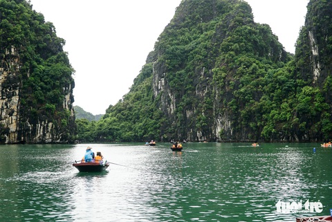 Thoạt nhìn cảnh sắc ở làng chài Vung Viêng khá giống với Ninh Bình - Ảnh: NGUYỄN HIỀN Chèo thuyền kayak ngắm làng chài Vung Viêng, trải nghiệm vịnh thiên đường Hạ Long- Ảnh 2.