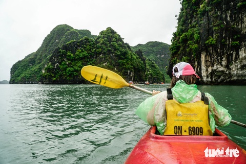 Lối nhỏ giữa hai núi đá phía trước là luồng nước mạnh, siết, du khách cần chèo mạnh, đều tay để vượt qua thử thách nhỏ trong chuyến khám phá làng chài - Ảnh: NGUYỄN HIỀN Lối nhỏ giữa hai núi đá phía trước là luồng nước mạnh, xiết. Du khách cần chèo mạnh, đều tay để vượt qua thử thách nhỏ trong chuyến khám phá làng chài - Ảnh: NGUYỄN HIỀN