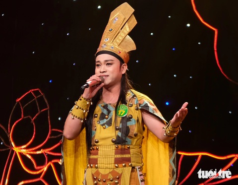 Ngoài Lê Hoàng Nghi, trong đêm tuyển chọn đầu tiên, ban giám khảo cũng đã chọn thí sinh Hùng Vương để bước vào vòng chung kết xếp hạng. So với Nghi, Hùng Vương nhiều kinh nghiệm hơn, anh từng đoạt quán quân Học viện cải lương, Tài danh tân cổ, giải Mộc Quán - Nguyễn Trọng Quyền... - Ảnh: LINH ĐOAN Ngoài Lê Hoàng Nghi, trong đêm tuyển chọn đầu tiên ban giám khảo cũng đã chọn thí sinh Hùng Vương để bước vào vòng chung kết xếp hạng. So với Nghi, Hùng Vương nhiều kinh nghiệm hơn, anh từng đoạt quán quân Học viện cải lương, Tài danh tân cổ, giải Mộc Quán - Nguyễn Trọng Quyền... - Ảnh: LINH ĐOAN