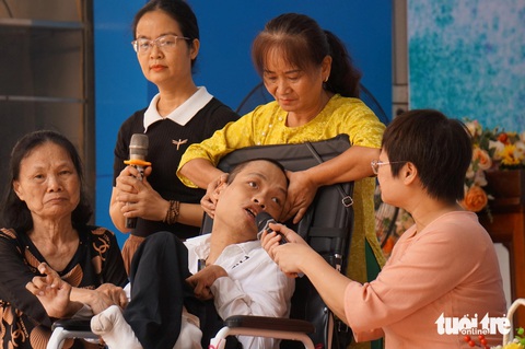 Đỗ Hà Cừ chia sẻ tại buổi ra mắt sách đặc biệt - Ảnh: T.ĐIỂU Buổi chào cờ đầu tiên trong đời của ‘chàng trai nằm’ có nghị lực phi thường Đỗ Hà Cừ- Ảnh 1.