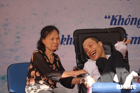 Ngày hạnh phúc đặc biệt của Đỗ Hà Cừ và người mẹ phi thường của anh - Ảnh: T.ĐIỂU Buổi chào cờ đầu tiên trong đời của ‘chàng trai nằm’ có nghị lực phi thường Đỗ Hà Cừ- Ảnh 4.