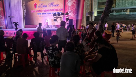 Nhiều khán giả bàng hoàng trước sự việc quá bất ngờ này - Ảnh: LÂM THIÊN Đang diễn tuồng trên sân khấu, nghệ nhân đột nhiên ngã gục rồi tử vong- Ảnh 2.