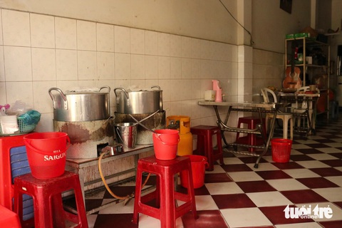 Quán cháo đậu nhỏ của vợ chồng ông Hoàng - Ảnh: ĐĂNG KHƯƠNG Cháo đậu cô Lan: Tìm hương vị cháo đậu tuổi thơ- Ảnh 2.