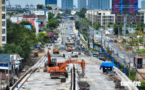 Cận cảnh những dự án đội vốn hàng trăm tỉ ở TP.HCM do chậm giải phóng mặt bằng- Ảnh 9. Đối với dự án mở rộng đường Đỗ Xuân Hợp (đoạn từ cầu Nam Lý đến đường Nguyễn Duy Trinh), TP Thủ Đức ban đầu có vốn đầu tư 528 tỉ đồng, thực hiện từ năm 2019-2021, được điều chỉnh tăng lên hơn 868 tỉ đồng, thực hiện từ 2017-2025. Quy mô dự án dài 1,8km, rộng 30m - Ảnh: CHÂU TUẤN