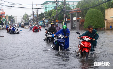 Cận cảnh những dự án đội vốn hàng trăm tỉ ở TP.HCM do chậm giải phóng mặt bằng- Ảnh 10. Dự án đã khởi công các gói thầu từ tháng 9-2018, nhưng đến nay mới triển khai mở rộng đoạn từ nút giao cao tốc TP.HCM - Long Thành - Dầu Giây đến cầu Nam Lý dài khoảng 1,4km nhưng còn dang dở. Trong khi đó, đoạn từ cầu Nam Lý ra đường Võ Nguyên Giáp thường xuyên bị ngập nước và kẹt xe cũng được người dân trông chờ sớm có dự án xây dựng nâng cấp - Ảnh: CHÂU TUẤN