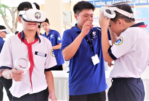 Chiến sĩ tình nguyện hướng dẫn học sinh ngoại thành trải nghiệm không gian thực tế ảo - Ảnh: K.ANH Chuyển đổi số, người trẻ phải đi đầu- Ảnh 2.