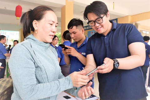 Hỗ trợ người dân sử dụng thanh toán không tiền mặt tại ngày cao điểm ở huyện Nhà Bè (TP.HCM) Ảnh: K.ANH Chuyển đổi số, người trẻ phải đi đầu- Ảnh 1.