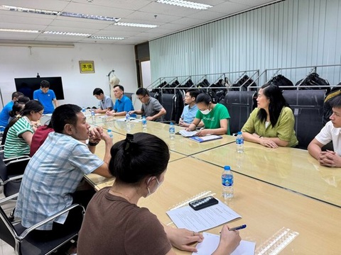 Các bên liên quan làm việc để đưa ra phương án giải quyết vụ ngừng việc của công nhân ở Bắc Giang - Ảnh: NVCC Các bên liên quan làm việc để đưa ra phương án giải quyết vụ ngừng việc của công nhân ở Bắc Giang - Ảnh: NVCC
