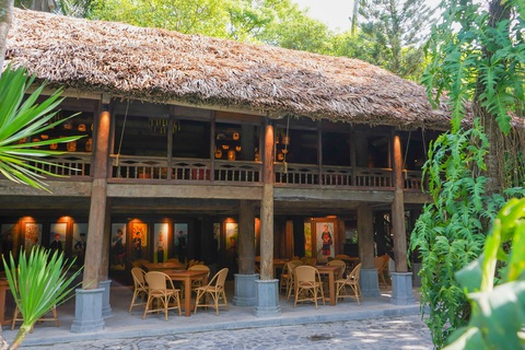 Độc đáo ngôi nhà sàn của người Mường tại Đà Nẵng- Ảnh 1. Nhà sàn của người Mường trong Furama Resort Đà Nẵng - Ảnh: NGUYÊN TÍN
