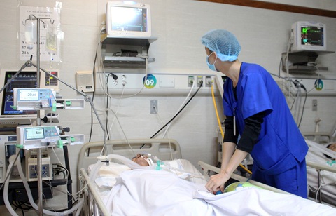 Người cao tuổi đối diện với nguy cơ mắc nhiều loại bệnh tật - Ảnh: DƯƠNG LIỄU Thích ứng với già hóa dân số ra sao?- Ảnh 3.
