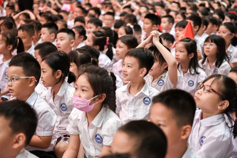 Học sinh tiểu học ở Hà Nội trong ngày tựu trường năm học trước - Ảnh: NAM TRẦN Năm học 2024-2025, khó đảm bảo sĩ số không quá 35 học sinh/lớp- Ảnh 1.