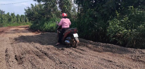 Nhiều đoạn đường xuất hiện ổ gà, ổ voi người dân phải đổ đá vào vá đi tạm - Ảnh: LÊ THƯƠNG Nhiều đoạn đường xuất hiện ổ gà, ổ voi, người dân phải đổ đá vào vá đi tạm - Ảnh: LÊ THƯƠNG