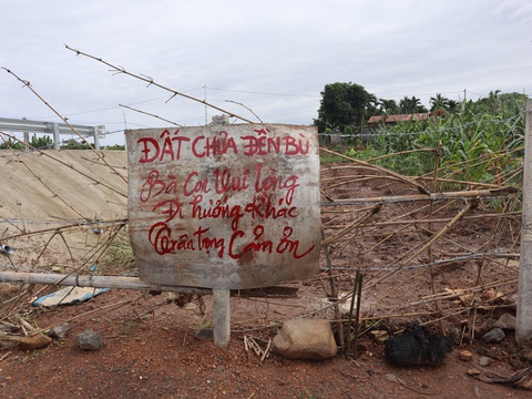 Đường thi công dang dở phải dừng thi công chờ giá đất - Ảnh: TÂM AN Xới tung đường rồi dừng thi công cả năm, chờ ban hành giá đất để bồi thường- Ảnh 1.