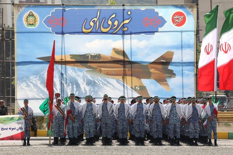 Binh sĩ Iran tham gia một cuộc duyệt binh hồi tháng 4-2024 - Ảnh: AFP Ngoại trưởng Mỹ dự báo Iran, Hezbollah tấn công đáp trả Israel sớm nhất vào hôm nay- Ảnh 1.