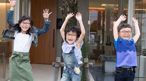 Phụ huynh Nhật bối rối với lời khuyên cho trẻ chơi ngoài trời để tránh cận thị- Ảnh 1. Bộ Giáo dục Nhật Bản khuyến khích trẻ em vui chơi ngoài trời càng nhiều càng tốt để ngăn ngừa tình trạng giảm thị lực do cận thị - Ảnh: OMODOK