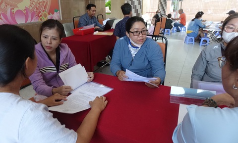 Phụ huynh đến nộp hồ sơ cho con vào lớp 1 tại Trường tiểu học Đặng Trần Côn, Q.4, TP.HCM năm 2024 - Ảnh: NHƯ HÙNG Năm học 2024-2025, khó đảm bảo sĩ số không quá 35 học sinh/lớp- Ảnh 3.