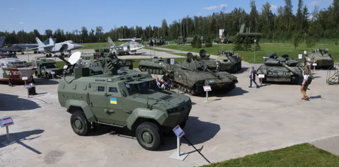 Thêm quan chức quốc phòng Nga bị bắt vì biển thủ- Ảnh 1. Khí tài Nga thu giữ trong chiến sự Ukraine được trưng bày ở công viên Yêu Nước hồi tháng 8-2023 - Ảnh: GETTY IMAGES