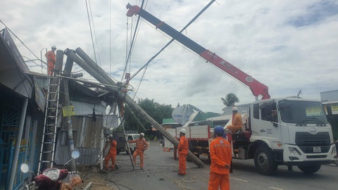 Ngành Điện miền Nam khắc phục sự cố do mưa bão- Ảnh 1. Ngành Điện miền Nam khắc phục sự cố do mưa bão- Ảnh 1.