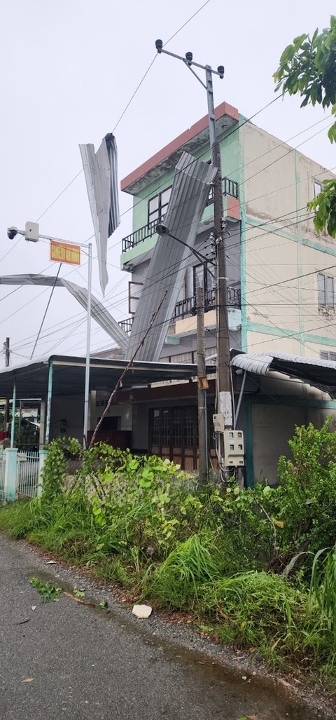 Ngành Điện miền Nam khắc phục sự cố do mưa bão- Ảnh 3. Ngành Điện miền Nam khắc phục sự cố do mưa bão- Ảnh 3.