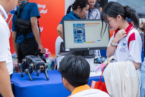 Sức hấp dẫn của ngành Trí tuệ nhân tạo và Ngôn ngữ Nhật tại HUFLIT- Ảnh 1. Chú chó robot 4 chân Quadrup sử dụng công nghệ AI có khả năng nhận diện cử chỉ và hành động ngồi xuống, bắt tay được sáng tạo bởi SV khoa Công nghệ thông tin