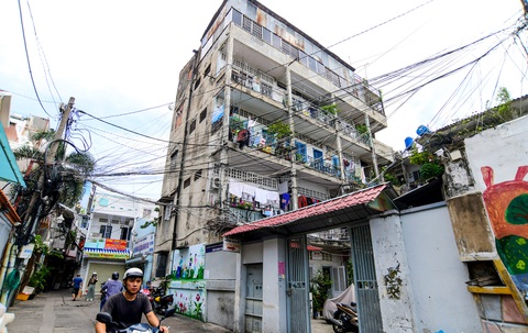 Chung cư Huỳnh Văn Bánh (quận Phú Nhuận, TP.HCM) xuống cấp nghiêm trọng - Ảnh: Q.Đ. Gỡ 'nút thắt' cải tạo chung cư cũ- Ảnh 1.