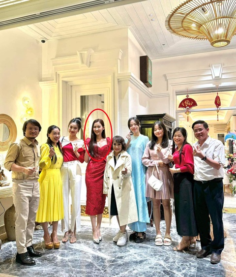 Tân hoa hậu Hòa bình Việt Nam bị phản đối, ban tổ chức nói gì?- Ảnh 3. Ảnh chụp Quế Anh (váy đỏ) cùng nhiều người đẹp chúc Tết tại nhà đạo diễn Hoàng Nhật Nam