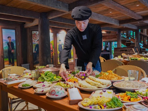 Độc đáo ngôi nhà sàn của người Mường tại Đà Nẵng- Ảnh 3. Không gian ẩm thực trong nhà sàn - Ảnh: NGUYÊN TÍN