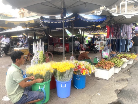 Di dời chỗ bán, tiểu thương có được miễn giảm tiền thuê mặt bằng?- Ảnh 1. Bà con mua bán ở khu D sẽ dời sang chợ rau củ quả từ 1-9 - Ảnh: KHẮC TÂM