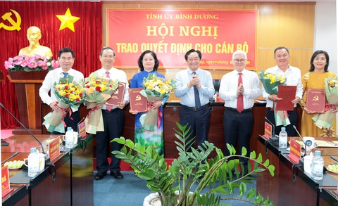 Lãnh đạo Tỉnh ủy Bình Dương trao quyết định cho các cán bộ lãnh đạo được điều động, bổ nhiệm ngày 5-8: ông Nguyễn Văn Minh, Nguyễn Văn Dành, bà Nguyễn Thị Mỹ Hằng (đầu tiên, thứ hai, ba từ trái sang) và bà Huỳnh Thị Thanh Phương (bìa phải) - Ảnh: P.C. Lãnh đạo Tỉnh ủy Bình Dương trao quyết định cho các cán bộ lãnh đạo được điều động, bổ nhiệm ngày 5-8: ông Nguyễn Văn Minh, ông Nguyễn Văn Dành, bà Nguyễn Thị Mỹ Hằng (đầu tiên, thứ hai, ba từ trái sang) và bà Huỳnh Thị Thanh Phương (bìa phải) - Ảnh: P.C.
