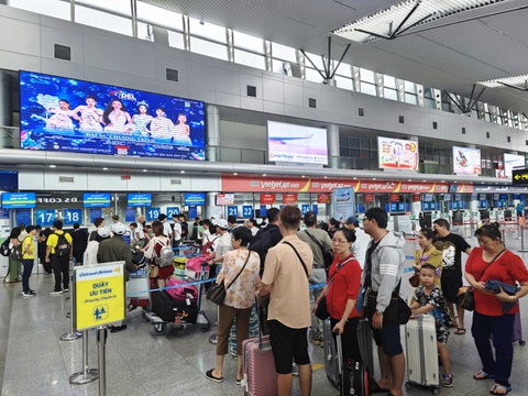 Đi chơi hè, giá vé máy bay giảm nhưng mất vui vì delay- Ảnh 2. Khách làm thủ tục chuyến bay tại sân bay Đà Nẵng - Ảnh: CÔNG TRUNG