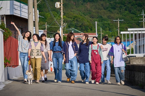 'Chị đại' Lee Hyeri dẫn dắt các thiếu nữ quậy tung sân trường- Ảnh 8. 'Chị đại' Lee Hyeri dẫn dắt các thiếu nữ quậy tung sân trường- Ảnh 8.
