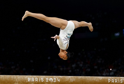 Simone Biles liên tục té ngã, Mỹ mất huy chương tại Olympic 2024- Ảnh 7. Simone Biles liên tục té ngã, Mỹ mất huy chương tại Olympic 2024- Ảnh 7.