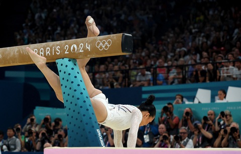 Simone Biles liên tục té ngã, Mỹ mất huy chương tại Olympic 2024- Ảnh 8. Simone Biles liên tục té ngã, Mỹ mất huy chương tại Olympic 2024- Ảnh 8.