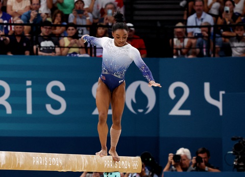 Simone Biles liên tục té ngã, Mỹ mất huy chương tại Olympic 2024- Ảnh 2. Simone Biles liên tục té ngã, Mỹ mất huy chương tại Olympic 2024- Ảnh 2.