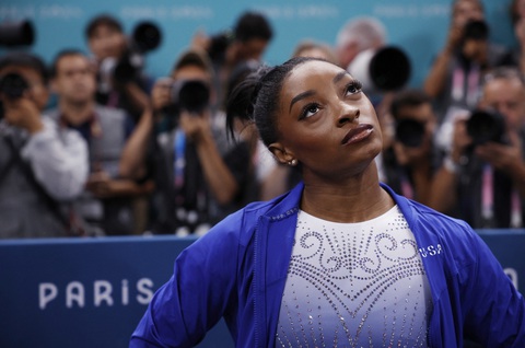 Simone Biles liên tục té ngã, Mỹ mất huy chương tại Olympic 2024- Ảnh 1. Simone Biles liên tục té ngã, Mỹ mất huy chương tại Olympic 2024- Ảnh 1.