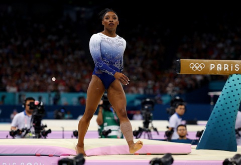 Simone Biles liên tục té ngã, Mỹ mất huy chương tại Olympic 2024- Ảnh 6. Simone Biles liên tục té ngã, Mỹ mất huy chương tại Olympic 2024- Ảnh 6.