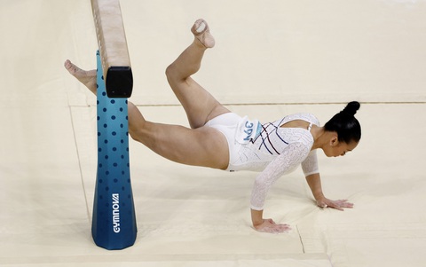 Simone Biles liên tục té ngã, Mỹ mất huy chương tại Olympic 2024- Ảnh 3. Simone Biles liên tục té ngã, Mỹ mất huy chương tại Olympic 2024- Ảnh 3.