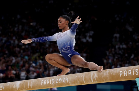 Simone Biles liên tục té ngã, Mỹ mất huy chương tại Olympic 2024- Ảnh 5. Simone Biles liên tục té ngã, Mỹ mất huy chương tại Olympic 2024- Ảnh 5.