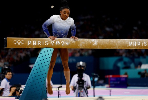 Simone Biles liên tục té ngã, Mỹ mất huy chương tại Olympic 2024- Ảnh 4. Simone Biles liên tục té ngã, Mỹ mất huy chương tại Olympic 2024- Ảnh 4.