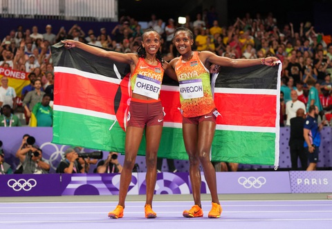 Nữ cảnh sát giành HCV đầu tiên cho Kenya ở Olympic 2024- Ảnh 2. Chebet (trái) cùng Kipyegon đã mang về cho Kenya hai tấm huy chương - Ảnh: REUTERS