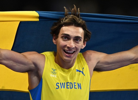 Mondo Duplantis qua mức sào 6,25m, phá kỷ lục thế giới tại Olympic 2024- Ảnh 1. Mondo Duplantis qua mức sào 6,25m, phá kỷ lục thế giới tại Olympic 2024- Ảnh 1.