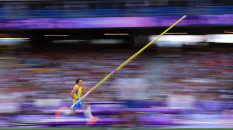 Mondo Duplantis qua mức sào 6,25m, phá kỷ lục thế giới tại Olympic 2024- Ảnh 2. Mondo Duplantis qua mức sào 6,25m, phá kỷ lục thế giới tại Olympic 2024- Ảnh 2.