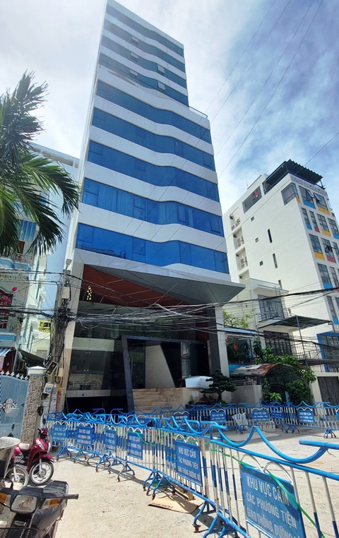 Nha Trang sẽ cưỡng chế 25 nhà ở biến thành khách sạn, khu căn hộ- Ảnh 1. Công trình khách sạn 11 tầng trong hẻm tại số 9/2D đường Nguyễn Thiện Thuật, phường Lộc Thọ, TP Nha Trang đang bị cưỡng chế tháo dỡ 5 tầng xây vượt trái phép - Ảnh: PHAN SÔNG NGÂN