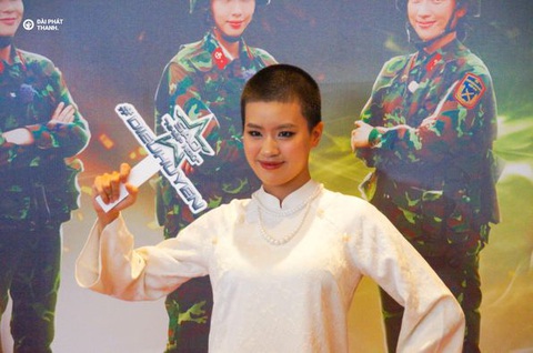 Pháo xuất hiện với vẻ ngoài khác lạ tại họp báo Sao nhập ngũ - Ảnh: FB Đài phát thanh Tin tức giải trí 6-8: Lật mặt 7 là phim trụ rạp lâu nhất tại Việt Nam- Ảnh 4.