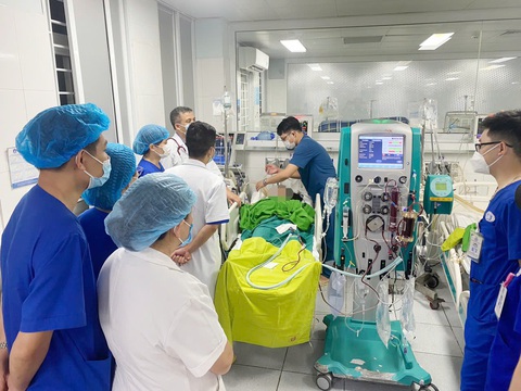 Bệnh nhân được điều trị tích cực tại Bệnh viện Đa khoa tỉnh Phú Thọ - Ảnh: Bệnh viện cung cấp Hai công nhân nguy kịch, nghi ngộ độc khí trong bể chứa thực phẩm- Ảnh 1.