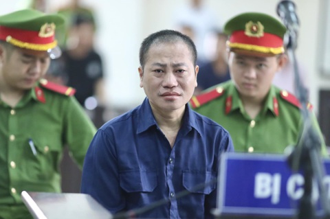 Người xưng Thích Tâm Phúc nói đang học 3 trường đại học- Ảnh 2. Người tự xưng là Thích Tâm Phúc khóc khi ra tòa - Ảnh: H.L.