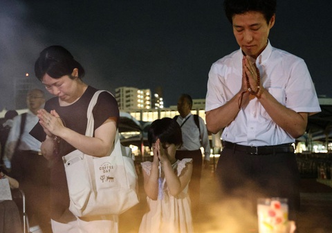 Nhật Bản tưởng niệm 79 năm vụ ném bom nguyên tử xuống Hiroshima- Ảnh 5. Một số người dân đã đến thắp nến tại khu vực đài tưởng niệm ở công viên tưởng niệm Hòa Bình từ sáng sớm 6-8 - Ảnh: AFP