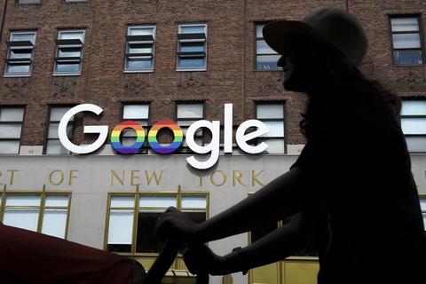 Văn phòng của Google ở New York, Mỹ. Các thỏa thuận độc quyền đã giúp Google thống trị mảng dịch vụ tìm kiếm nhiều năm qua - Ảnh: AFP Tòa án Mỹ tuyên bố cứng rắn Google là 'kẻ độc quyền' - Ảnh 1.