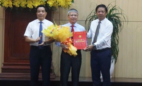 Chuẩn y chức phó bí thư Tỉnh ủy Quảng Nam đối với ông Nguyễn Đức Dũng- Ảnh 1. Ông Nguyễn Đức Dũng (giữa) - phó bí thư Tỉnh ủy Quảng Nam - Ảnh: L.TRUNG